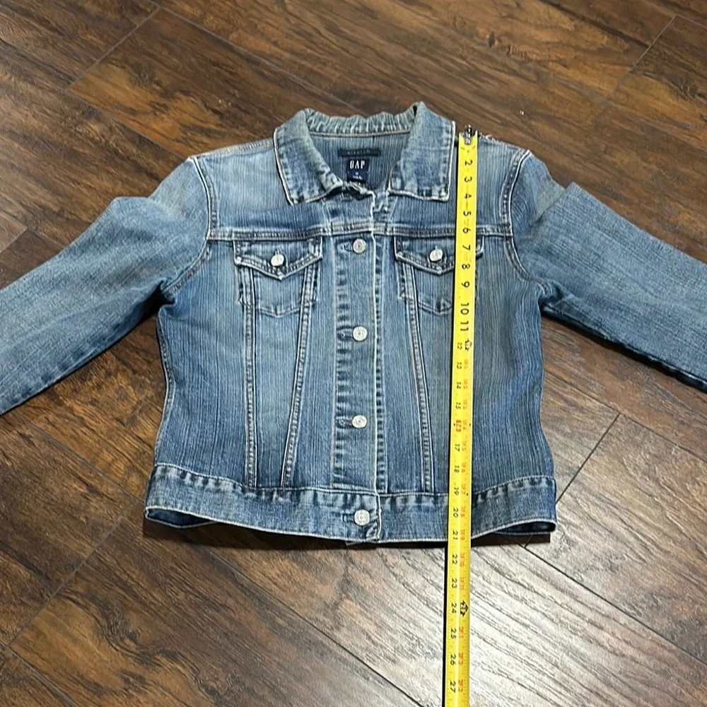 GAP Distressed Faded Frayed Rugged Whitewashed Blue Denim Women’s Jacket M